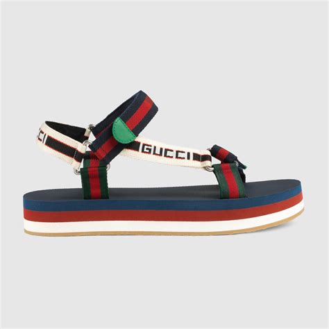 Sandales et claquettes Gucci homme .